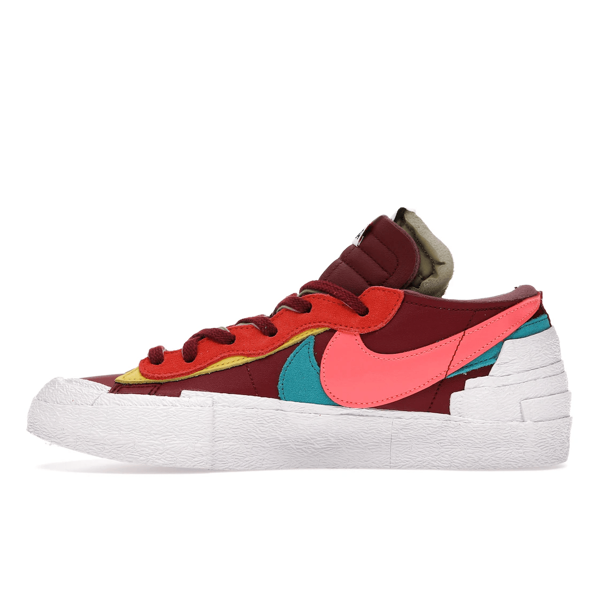 Blazer Low x Sacai x KAWS Team Red - Sneakerzone