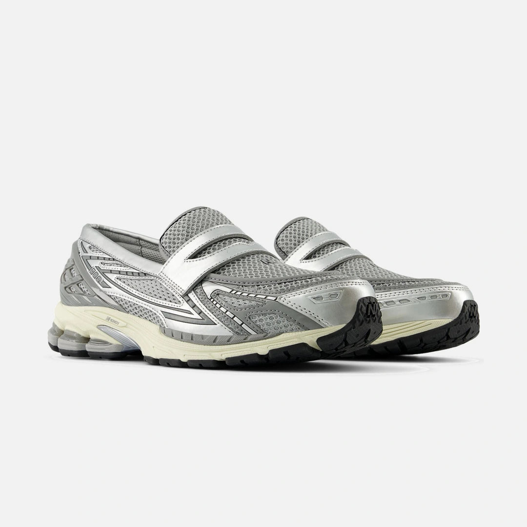 New Balance 1906L Metallic Silver U1906LAE forfra i trekvart vinkel