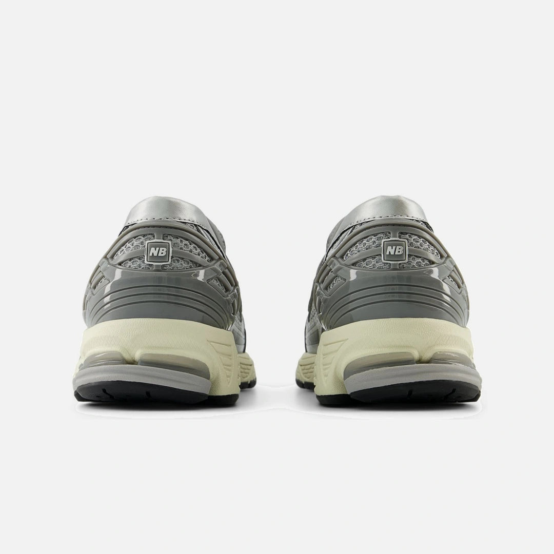 New Balance 1906L Metallic Silver U1906LAE set bagfra, begge hæle
